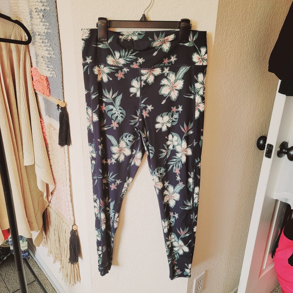 Vuori Stride Floral Leggings in Black/Multi, sz Medium
